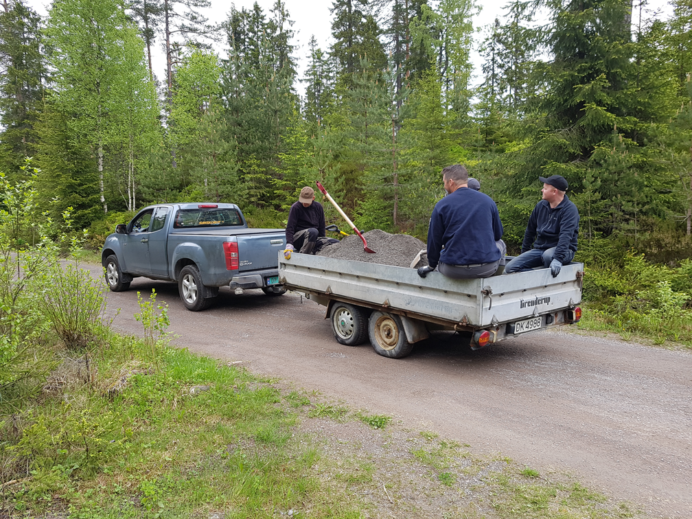 Dugnadsarbeid på eksempelveien i Furunabb