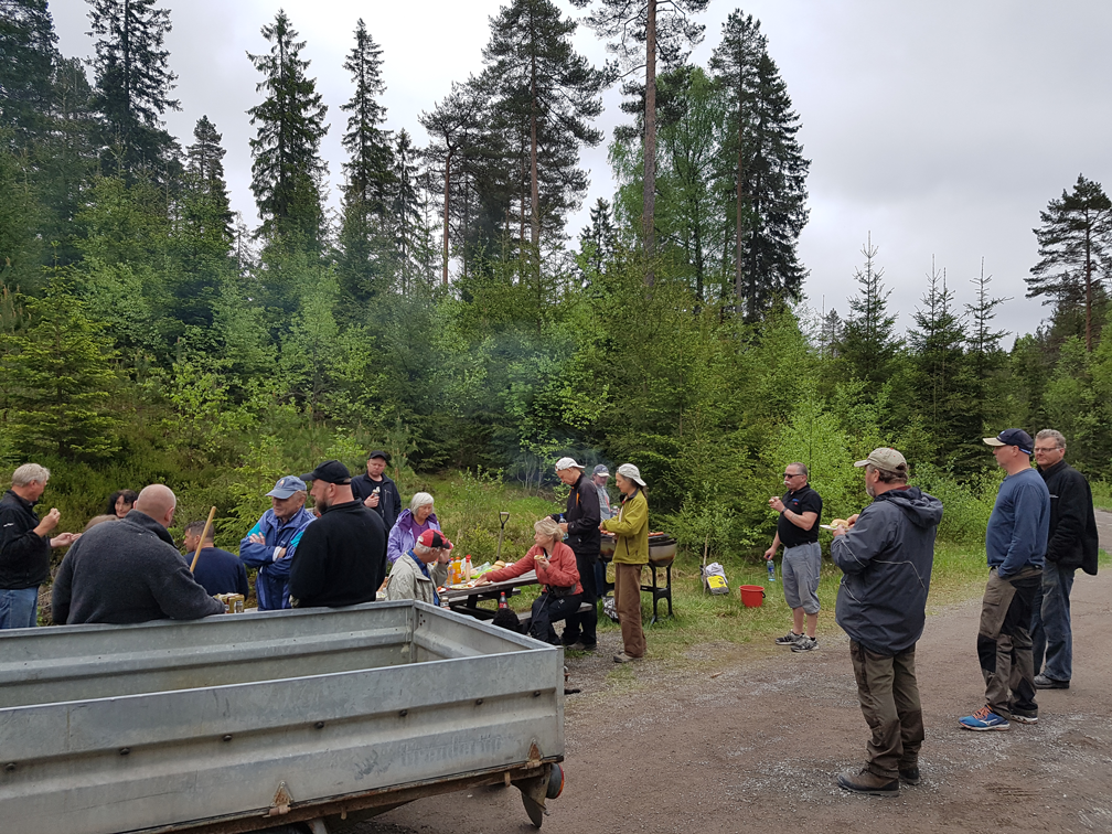 Dugnadsarbeid ved veien i Furunabb