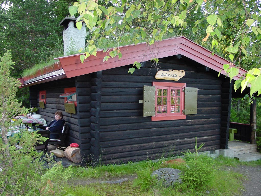 Solgløtt-hytta omgitt av skog